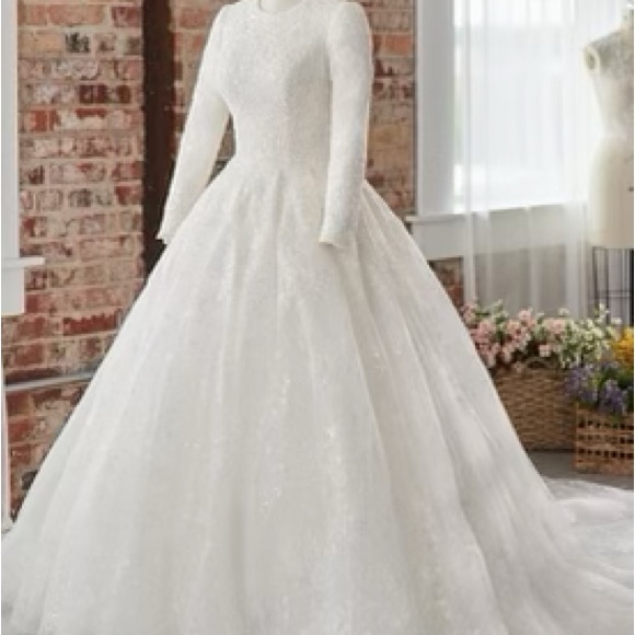 Discontinued Maggie Sottero wedding dress! - Picture 7 of 9